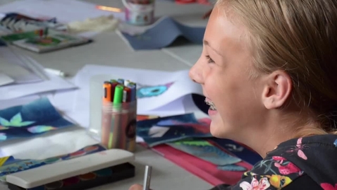 Thumbnail for Experimentieren mit Fotogrammen _ Sommerprogramm der KinderKreativUni 2019